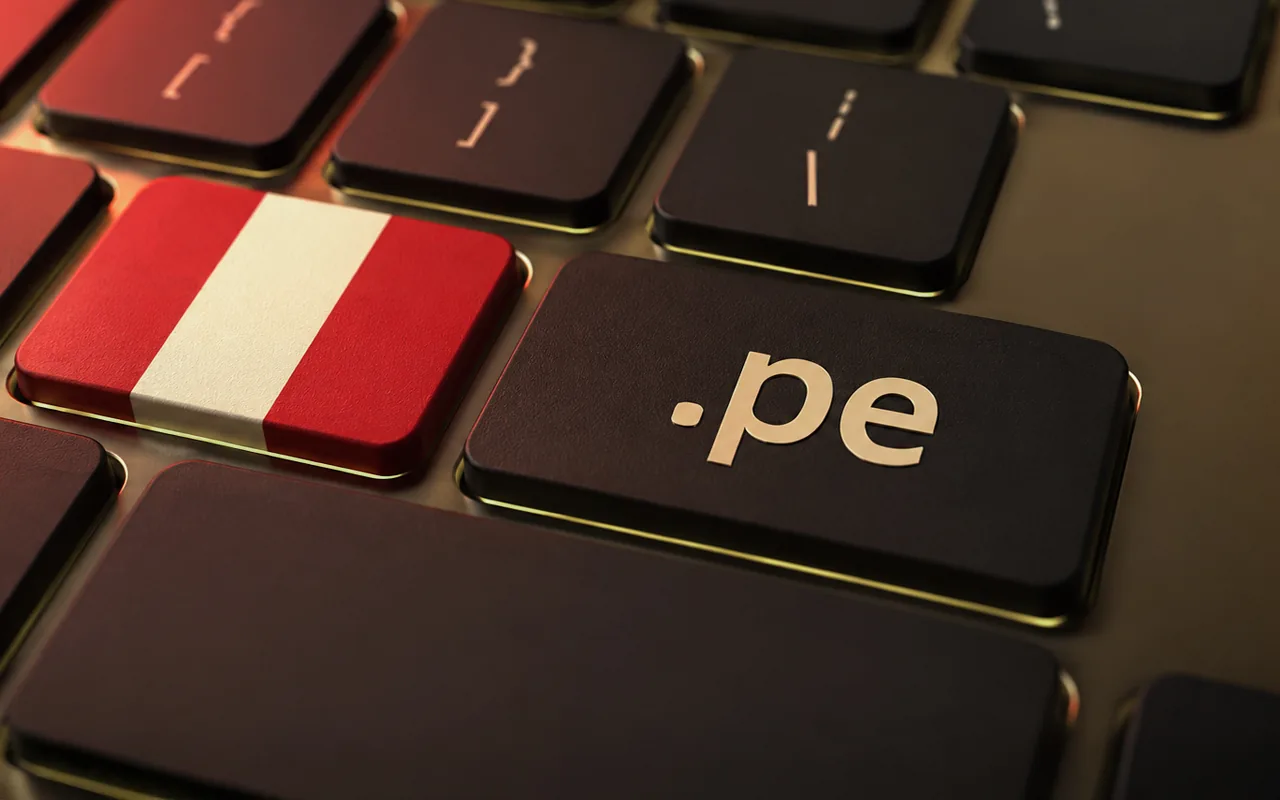 Tecla de un teclado con la extensión de dominio .pe junto a otra tecla con la bandera del Perú.
