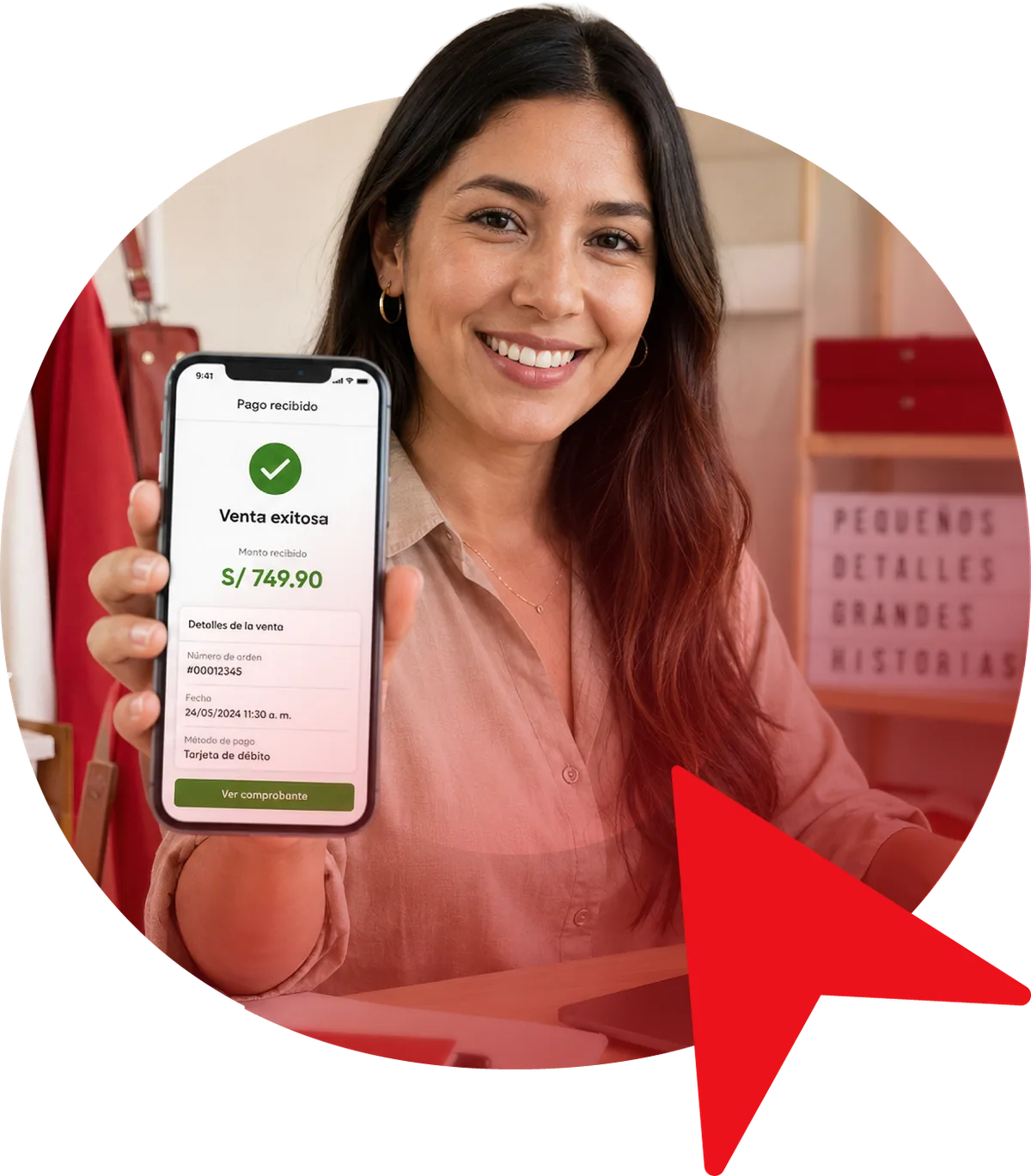 Emprendedora peruana mostrando una venta online confirmada en su celular