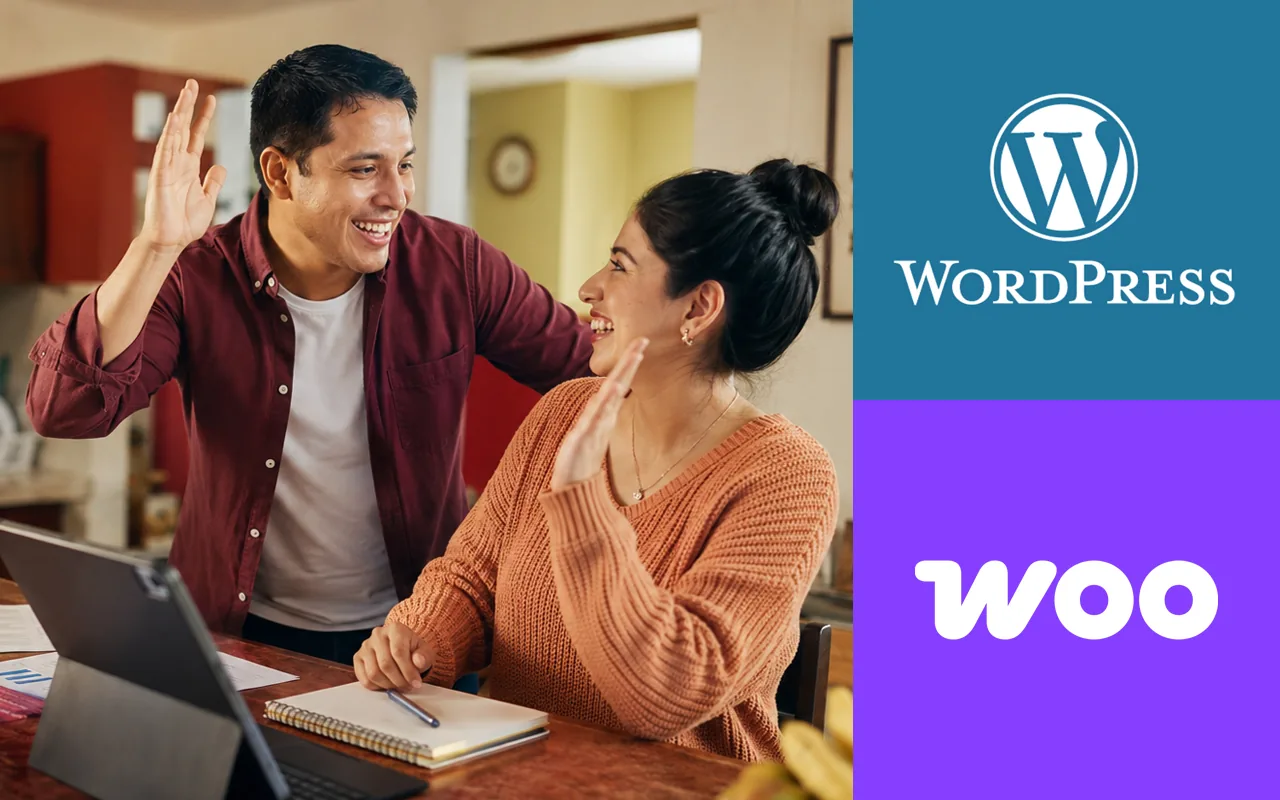 Dos emprendedores celebran frente a su tablet junto a los logotipos de WordPress y WooCommerce.