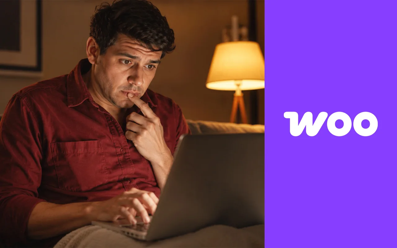 Dueño de una tienda WooCommerce revisa su laptop de noche con gesto de preocupación, junto al logotipo de Woo.